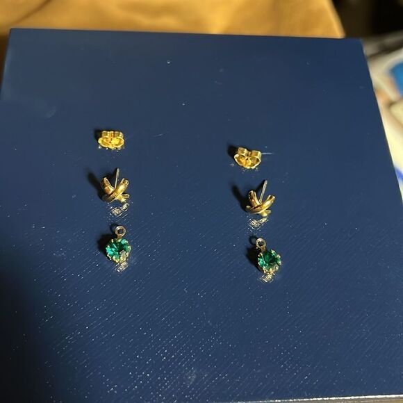 Vintage Avon May birthstone gold tone pierced earrings, green. - Picture 2 of 3